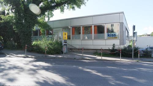 Bild vom Gebäude der Kiss Weißenburg-Gunzenhausen von der Schulhausstraße aus gesehen